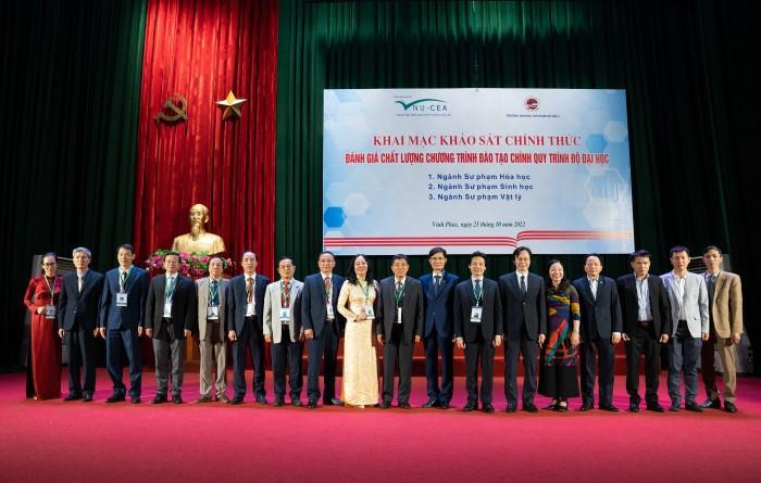 Ban Giám hiệu Trường Đại học Sư phạm Hà Nội 2 chụp ảnh lưu niệm cùng Đoàn chuyên gia đánh giá ngoài. Ban Giám hiệu Trường Đại học Sư phạm Hà Nội 2 chụp ảnh lưu niệm cùng Đoàn chuyên gia đánh giá ngoài.