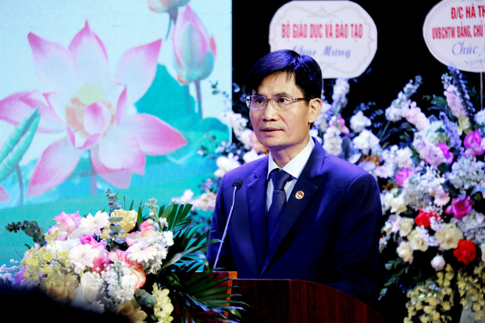 Phó Giáo sư, Tiến sĩ Nguyễn Quang Huy - Hiệu trưởng Trường Đại học Sư phạm Hà Nội 2 đọc diễn văn kỷ niệm.