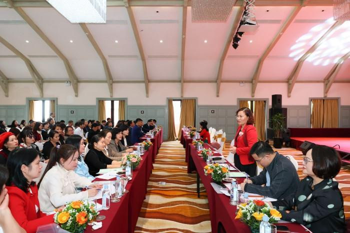 Các đại biểu thảo luận tại tiểu ban. Ảnh: ĐHSPHN2