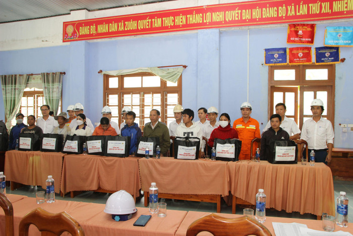 Công ty Truyền tải điện 2 thăm hỏi, tặng quà chia sẻ khó khăn với đồng bào miền núi.