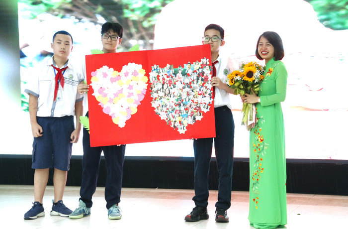 Học sinh bày tỏ tình cảm tri ân với các thầy cô. Học sinh bày tỏ tình cảm tri ân với các thầy cô.