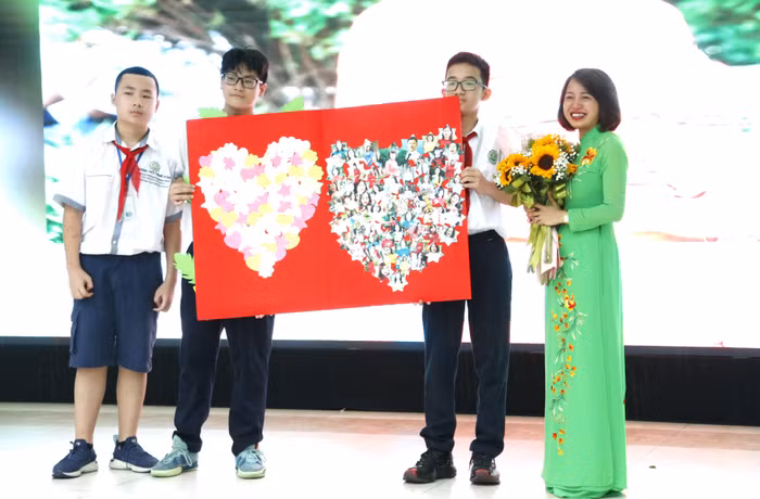 Học sinh bày tỏ tình cảm tri ân với các thầy cô.