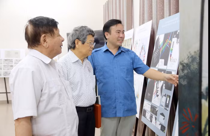 Lãnh đạo Hiệp hội cùng các đại biểu tham dự hội thảo tham quan triển lãm trưng bày.