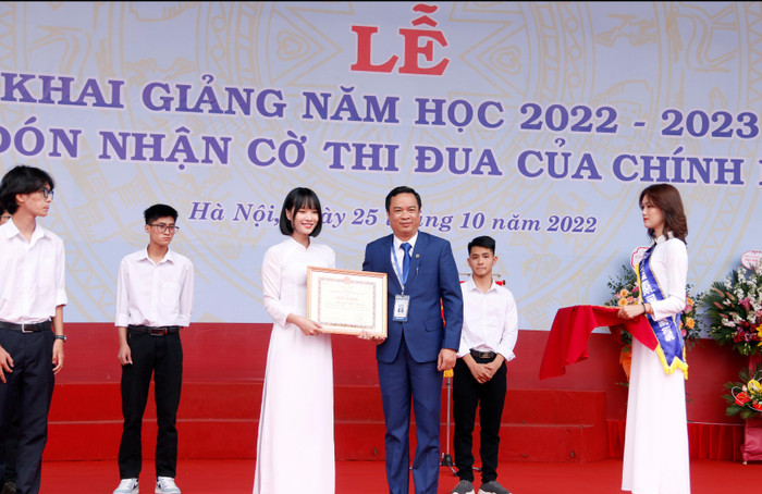 Minh Thu được Phó Hiệu trưởng Trường Đại học Sư phạm Nghệ thuật Trung ương trao giấy khen. Ảnh: Mộc Trà. Minh Thu được Phó Hiệu trưởng Trường Đại học Sư phạm Nghệ thuật Trung ương trao giấy khen. Ảnh: Mộc Trà.