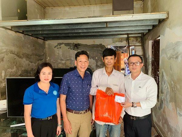 Bảo hiểm xã hội quận Hải An đã phối hợp với chính quyền địa phương, đại diện các doanh nghiệp và các nhà hảo tâm tổ chức trao quà và thẻ bảo hiểm y tế.