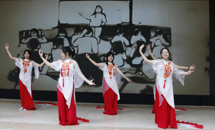 Tiết mục múa “Người lái đò thầm lặng”. Tiết mục múa “Người lái đò thầm lặng”.