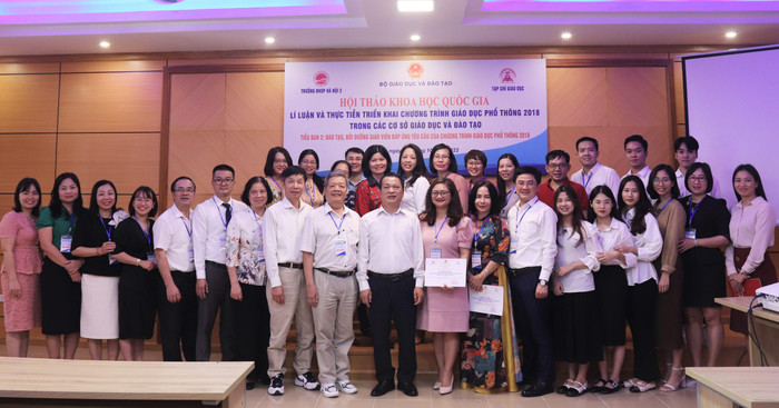 Các đại biểu chụp ảnh lưu niệm.