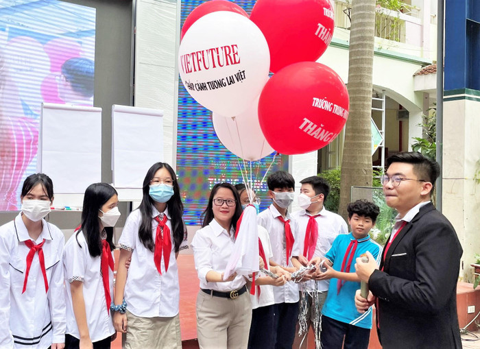 Bà Nguyễn Thanh Thảo - Phó Tổng Giám đốc Vietfuture hòa mình cùng học sinh Trường Trung học cơ sở Thăng Long với trải nghiệm “Hành trình theo đuổi ước mơ”. Bà Nguyễn Thanh Thảo - Phó Tổng Giám đốc Vietfuture hòa mình cùng học sinh Trường Trung học cơ sở Thăng Long với trải nghiệm “Hành trình theo đuổi ước mơ”.