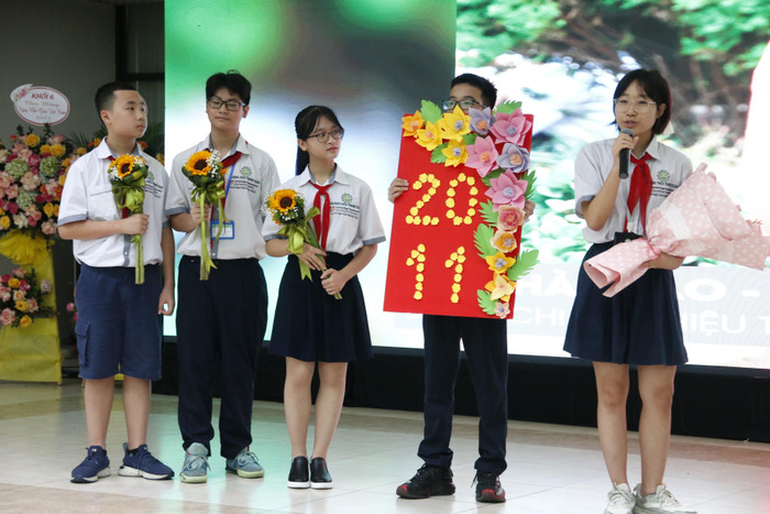 Đại diện học sinh chia sẻ, bày tỏ tình cảm với cô Hiệu trưởng: “Mặc dù chúng em chưa được trực tiếp nghe cô giảng bài, nhưng chúng em xin phép được gọi cô là cô giáo của em, bởi với vai trò là “người đứng trên bục giảng lớn”, cô đã chèo lái, dẫn dắt và truyền cho chúng em những bài học lớn”. Đại diện học sinh chia sẻ, bày tỏ tình cảm với cô Hiệu trưởng: “Mặc dù chúng em chưa được trực tiếp nghe cô giảng bài, nhưng chúng em xin phép được gọi cô là cô giáo của em, bởi với vai trò là “người đứng trên bục giảng lớn”, cô đã chèo lái, dẫn dắt và truyền cho chúng em những bài học lớn”.