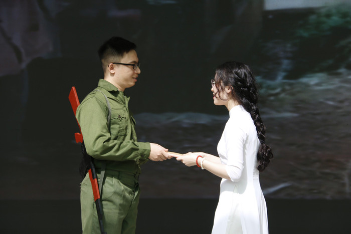 “Hành khúc ngày và đêm” với hoạt cảnh biểu diễn khiến học sinh toàn trường thích thú. “Hành khúc ngày và đêm” với hoạt cảnh biểu diễn khiến học sinh toàn trường thích thú.