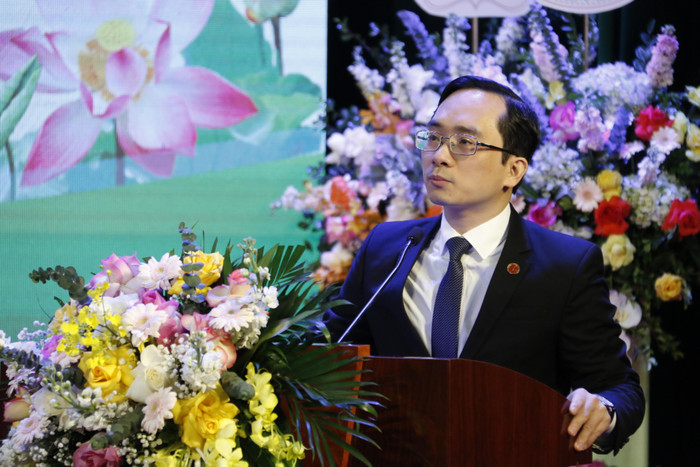 Phó Giáo sư, Tiến sĩ Bùi Minh Đức đại diện cho đội ngũ giảng viên nhà trường phát biểu chia sẻ cảm nhận.