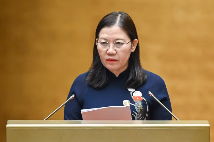 Chủ nhiệm Ủy ban Tư pháp của Quốc hội Lê Thị Nga trình bày Báo cáo thẩm tra các báo cáo về công tác của Chánh án Tòa án nhân dân tối cao, Viện trưởng Viện kiểm sát nhân dân tối cao. Ảnh: quochoi.vn.