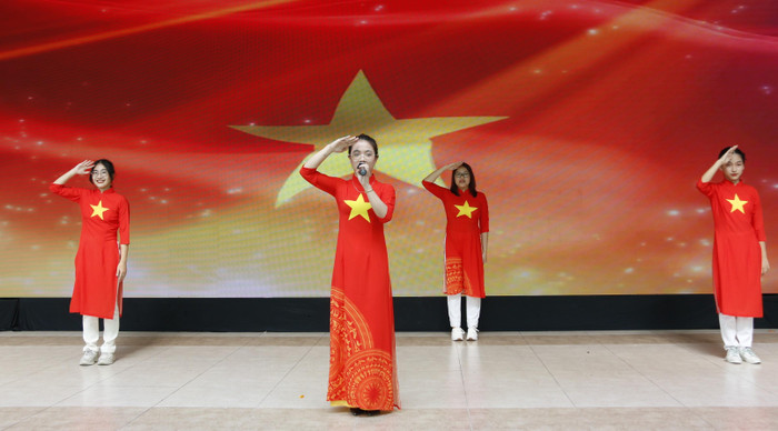 Tiết mục hát “Lá cờ”. Tiết mục hát “Lá cờ”.