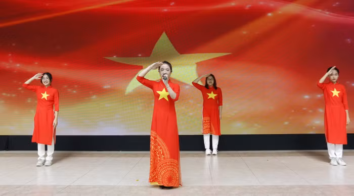 Tiết mục hát “Lá cờ”.