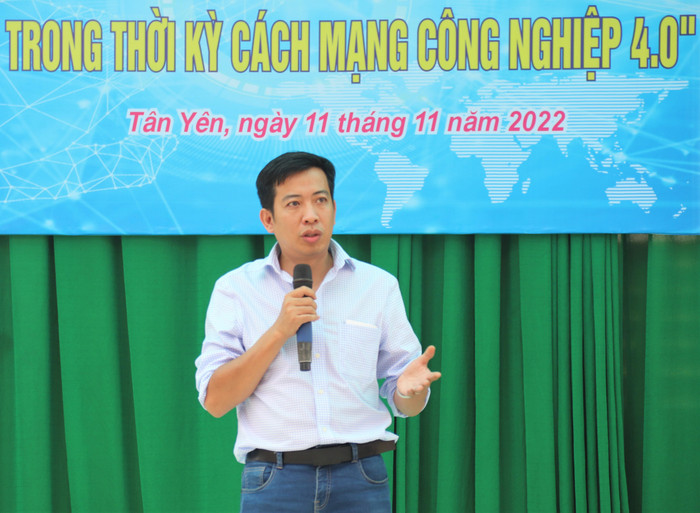 Nhà văn, nhà báo Hoàng Anh Tú - “Anh Chánh Văn” nổi tiếng của báo Hoa Học Trò một thời chia sẻ tại hội thảo. Nhà văn, nhà báo Hoàng Anh Tú - “Anh Chánh Văn” nổi tiếng của báo Hoa Học Trò một thời chia sẻ tại hội thảo.