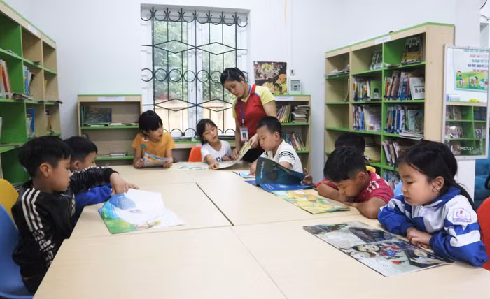 Theo Bộ trưởng, vấn đề tăng lương, nâng phụ cấp ưu đãi, đặc biệt cho giáo viên mầm non và giáo viên tiểu học phải được thực hiện một cách cấp bách với tinh thần là “có thực mới vực được đạo”. (Ảnh minh họa: Mộc Trà). Theo Bộ trưởng, vấn đề tăng lương, nâng phụ cấp ưu đãi, đặc biệt cho giáo viên mầm non và giáo viên tiểu học phải được thực hiện một cách cấp bách với tinh thần là “có thực mới vực được đạo”. (Ảnh minh họa: Mộc Trà).