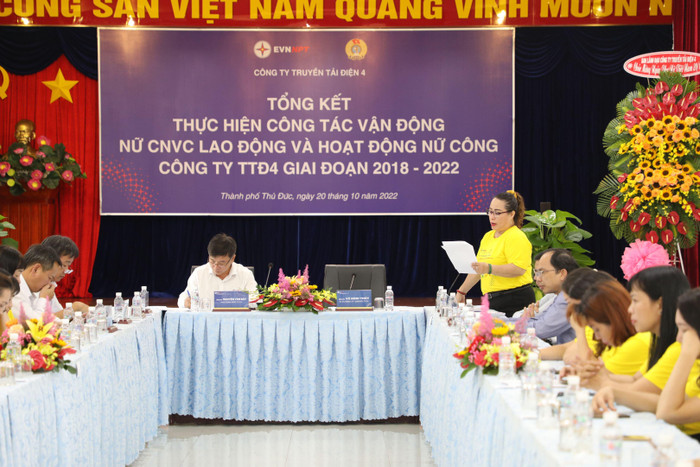 Bà Đặng Thị Hải Yến, Trưởng ban nữ công Công ty báo cáo tổng kết công tác vận động nữ công nhân viên chức lao động và hoạt động nữ công giai đoạn 2018-2023.