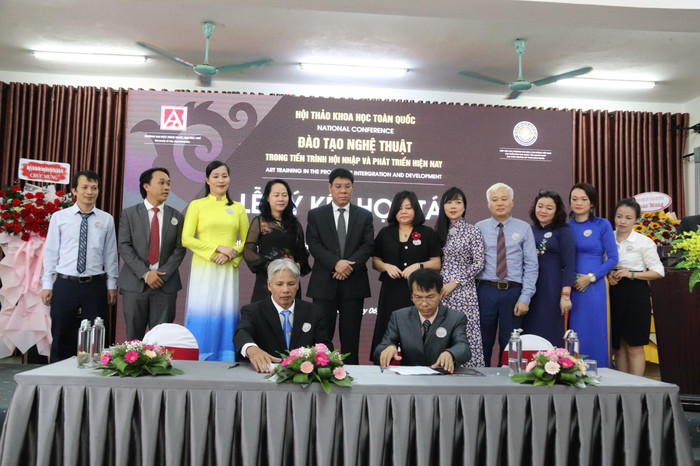Lễ ký kết giữa Trường Đại học Nghệ thuật - Đại học Huế với các trường đào tạo nghệ thuật khác.