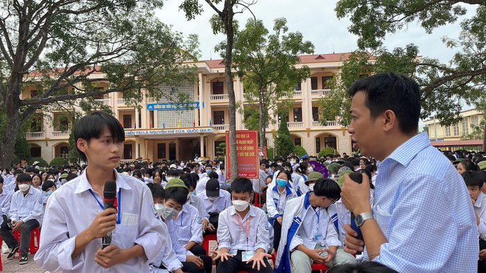 Học sinh Trần Thịnh - lớp 11A3 bày tỏ quyết tâm chọn nghề sau khi nghe những chia sẻ của diễn giả. Học sinh Trần Thịnh - lớp 11A3 bày tỏ quyết tâm chọn nghề sau khi nghe những chia sẻ của diễn giả.