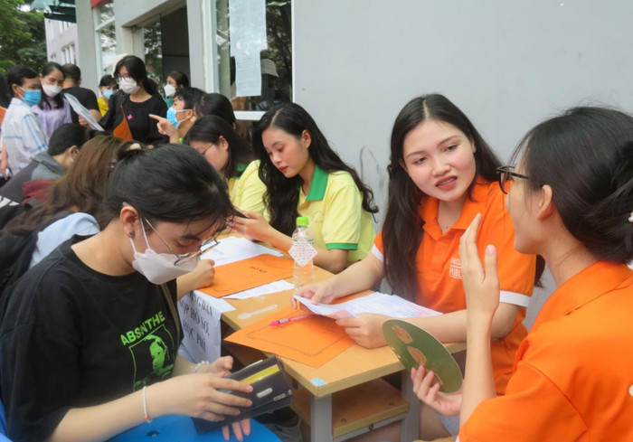 Thí sinh làm thủ tục nhập học 2022. Ảnh: hcmuc.edu.vn.
