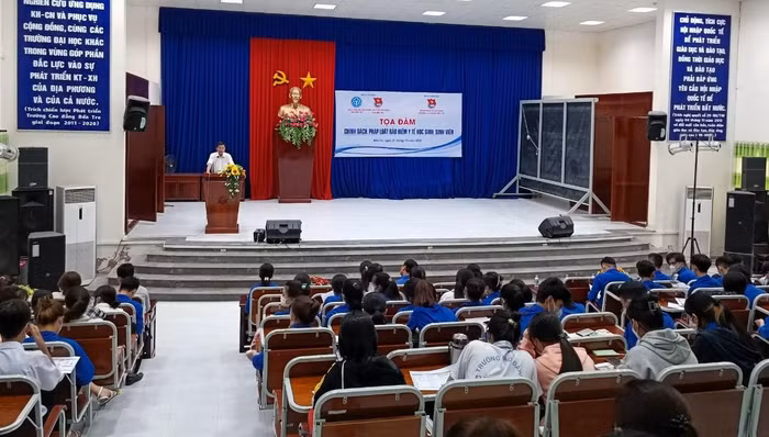 Bảo hiểm xã hội tỉnh tổ chức Tọa đàm chính sách bảo hiểm y tế học sinh, sinh viên tại Trường Cao đẳng Bến Tre.