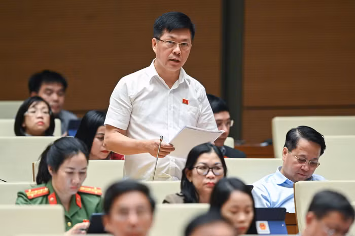 Đại biểu Lý Văn Huấn - Đoàn Đại biểu Quốc hội tỉnh Thái Nguyên quan tâm đến tội phạm công nghệ cao, nhất là tội phạm lừa đảo chiến đoạt tài sản qua mạng. Ảnh: quochoi.vn.