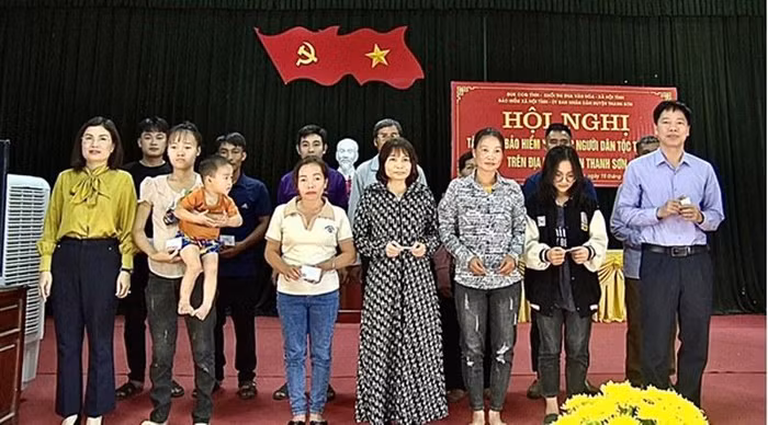 Bảo hiểm xã hội tỉnh Phú Thọ đã hỗ trợ tặng 1.498 thẻ bảo hiểm y tế với kinh phí 283.183.740 đồng cho người dân tộc thiểu số tại huyện Thanh Sơn.