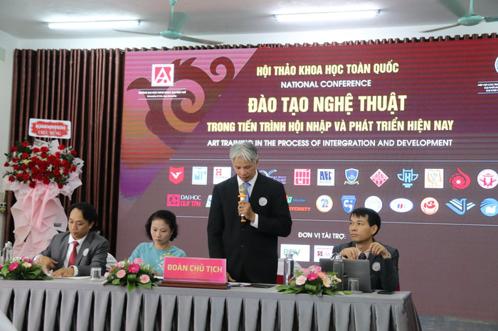 Tiến sĩ Đỗ Xuân Phú - Phó Hiệu trưởng phụ trách Trường Đại học Nghệ thuật - Đại học Huế phát biểu tại hội thảo.