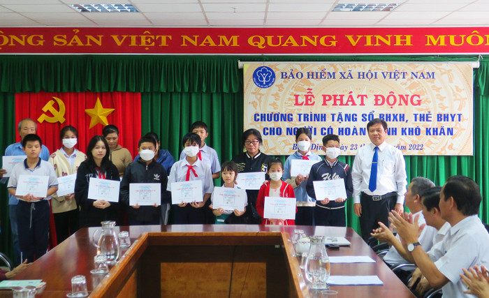 …Và 20 thẻ bảo hiểm y tế cho các em học sinh có hoàn cảnh khó khăn trên địa bàn thành phố Quy Nhơn.