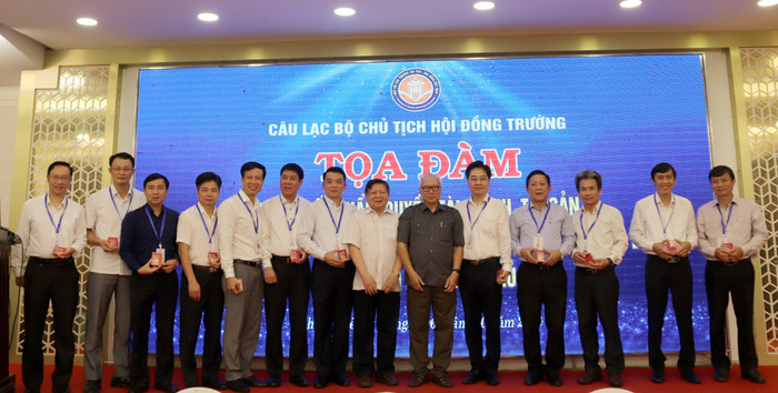 Tiến sĩ Lê Viết Khuyến - Phó Chủ tịch Hiệp hội Các trường đại học, cao đẳng Việt Nam trao kỷ niệm chương cho một số Chủ tịch Hội đồng trường Tiến sĩ Lê Viết Khuyến - Phó Chủ tịch Hiệp hội Các trường đại học, cao đẳng Việt Nam trao kỷ niệm chương cho một số Chủ tịch Hội đồng trường
