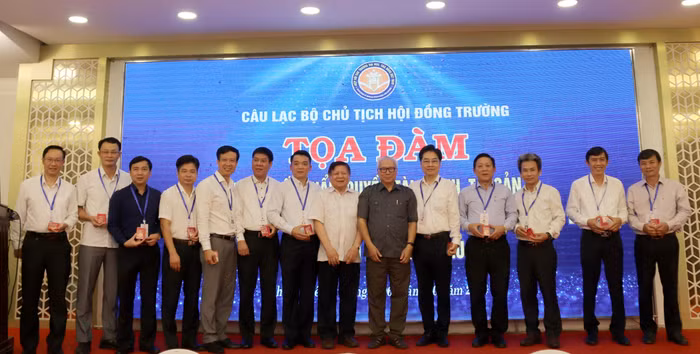 Tiến sĩ Lê Viết Khuyến - Phó Chủ tịch Hiệp hội Các trường đại học, cao đẳng Việt Nam trao kỷ niệm chương cho một số Chủ tịch Hội đồng trường