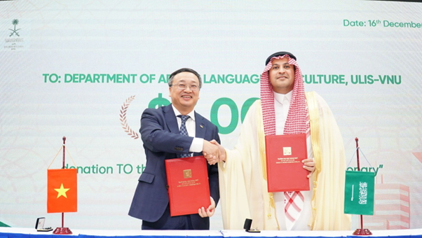 Tiến sĩ Đỗ Tuấn Minh - Hiệu trưởng Trường Đại học Ngoại ngữ (Đại học Quốc gia Hà Nội) bày tỏ vui mừng và chân thành cảm ơn sự phối hợp và hỗ trợ của Đại sứ quán. Tiến sĩ Đỗ Tuấn Minh - Hiệu trưởng Trường Đại học Ngoại ngữ (Đại học Quốc gia Hà Nội) bày tỏ vui mừng và chân thành cảm ơn sự phối hợp và hỗ trợ của Đại sứ quán.