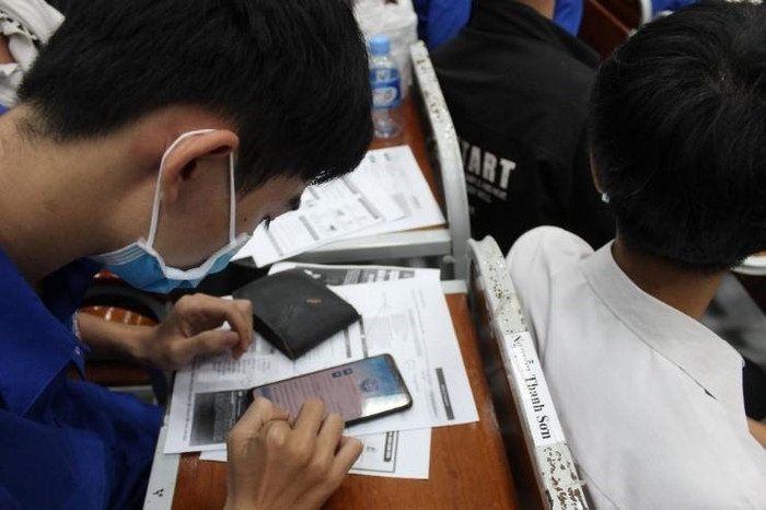 Sinh viên cài đặt ứng dụng VssID-Bảo hiểm xã hội số. Sinh viên cài đặt ứng dụng VssID-Bảo hiểm xã hội số.