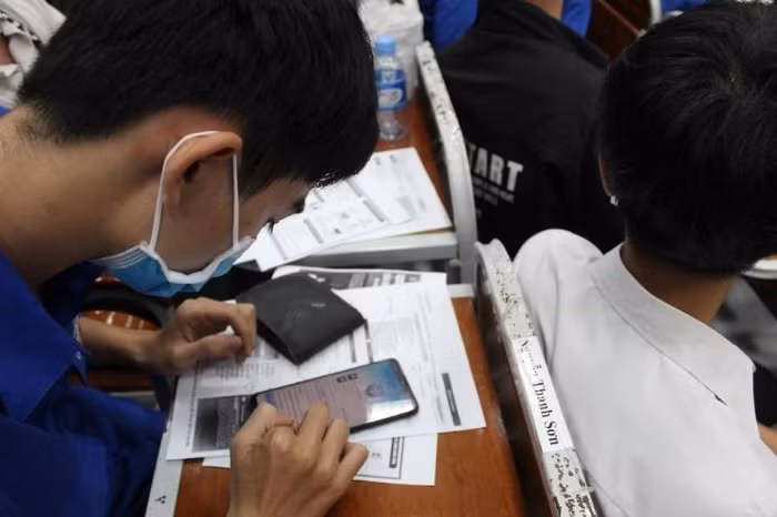 Sinh viên cài đặt ứng dụng VssID-Bảo hiểm xã hội số.