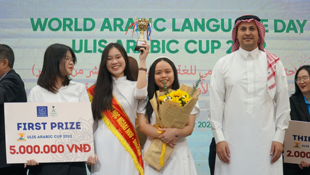 Các sinh viên đã có những màn hùng biện xuất sắc, chung cuộc, giải Nhất đã thuộc về nhóm sinh viên Đặng Thị Diễm Quỳnh - Đinh Quỳnh Trang - Lê Thị Thảo Vân với Dự án “Dự án Saudi xanh - Triển vọng tương lai”. Các sinh viên đã có những màn hùng biện xuất sắc, chung cuộc, giải Nhất đã thuộc về nhóm sinh viên Đặng Thị Diễm Quỳnh - Đinh Quỳnh Trang - Lê Thị Thảo Vân với Dự án “Dự án Saudi xanh - Triển vọng tương lai”.