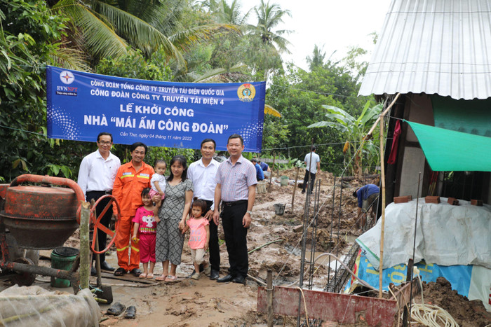 Công đoàn Công ty Truyền tải điện 4 và Truyền tải điện miền Tây 3 tổ chức Lễ khởi công nhà cho anh Trần Thái Hậu. Công đoàn Công ty Truyền tải điện 4 và Truyền tải điện miền Tây 3 tổ chức Lễ khởi công nhà cho anh Trần Thái Hậu.