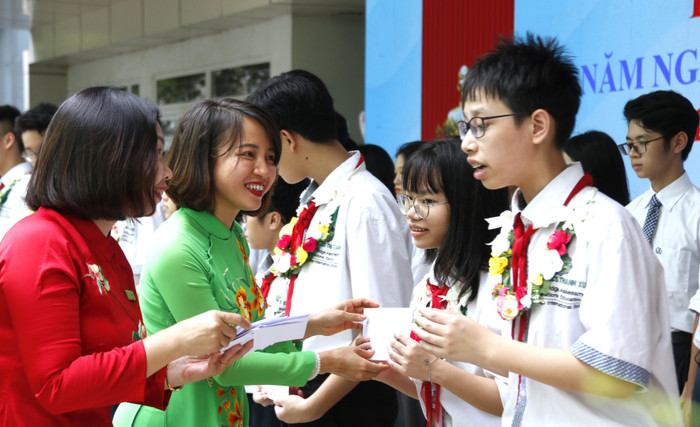 Ban Giám hiệu trao thưởng cho học sinh đạt giải trong các kỳ thi. Ban Giám hiệu trao thưởng cho học sinh đạt giải trong các kỳ thi.