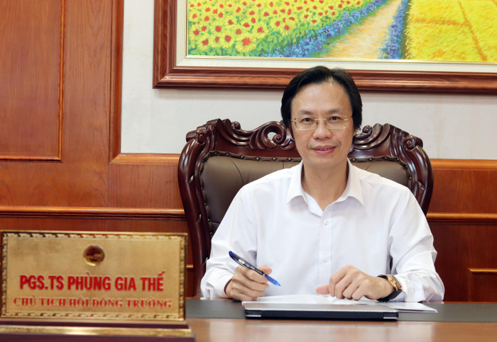 Phó Giáo sư, Tiến sĩ Phùng Gia Thế - Chủ tịch Hội đồng trường, Trường Đại học Sư phạm Hà Nội 2 chia sẻ về những dấu mốc đáng nhớ của nhà trường. Ảnh: Thủy Tiên. Phó Giáo sư, Tiến sĩ Phùng Gia Thế - Chủ tịch Hội đồng trường, Trường Đại học Sư phạm Hà Nội 2 chia sẻ về những dấu mốc đáng nhớ của nhà trường. Ảnh: Thủy Tiên.