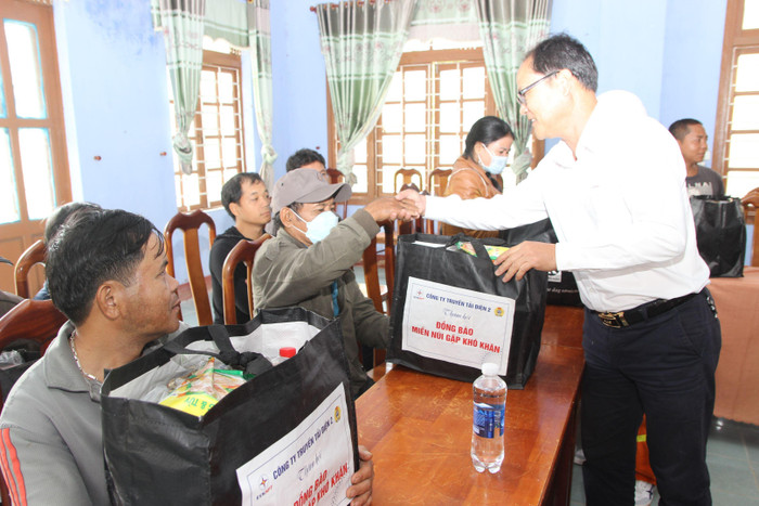 Ông Nguyễn Đăng Thông Chủ tịch Công đoàn Công ty Truyền tải điện 2 trao quà cho đồng bào.