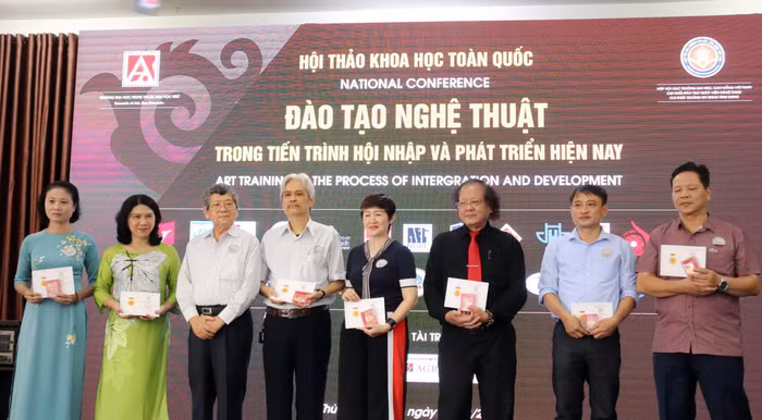 Chủ tịch Hiệp hội Các trường đại học, cao đẳng Việt Nam trao kỷ niệm chương cho một số thầy cô