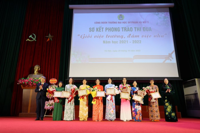 Trao thưởng cho các tập thể nữ viên chức tiêu biểu trong phong trào thi đua “Giỏi việc trường - Đảm việc nhà”. Trao thưởng cho các tập thể nữ viên chức tiêu biểu trong phong trào thi đua “Giỏi việc trường - Đảm việc nhà”.