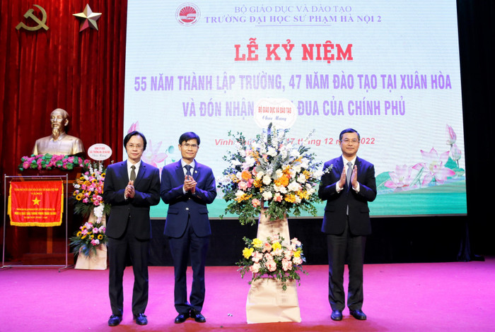 Thứ trưởng Nguyễn Văn Phúc tặng hoa chúc mừng nhà trường.