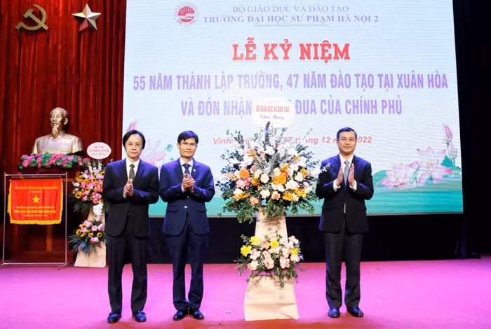 Thứ trưởng Nguyễn Văn Phúc tặng hoa chúc mừng nhà trường.