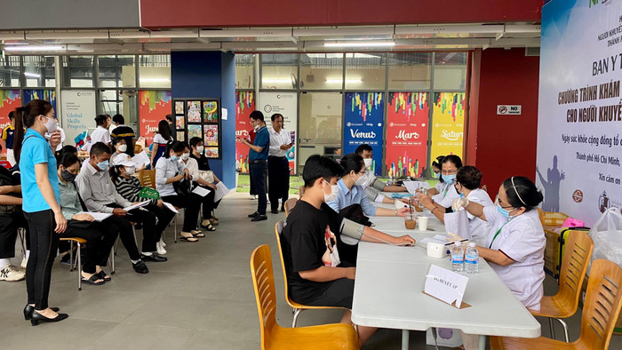 Đoàn y bác sĩ thực hiện công tác khám tổng quát cho bệnh nhân.