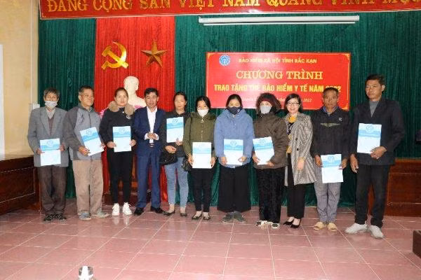 Ông Nguyễn Quốc Doanh - Phó Giám đốc Bảo hiểm xã hội tỉnh trao thẻ bảo hiểm y tế cho người có hoàn cảnh khó khăn phường Huyền Tụng (thành phố Bắc Kạn). Ông Nguyễn Quốc Doanh - Phó Giám đốc Bảo hiểm xã hội tỉnh trao thẻ bảo hiểm y tế cho người có hoàn cảnh khó khăn phường Huyền Tụng (thành phố Bắc Kạn).