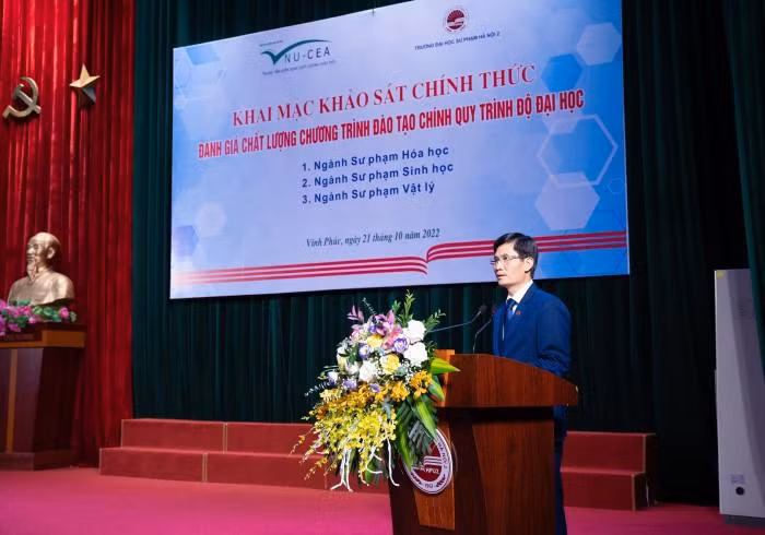 Phó Giáo sư, Tiến sĩ Nguyễn Quang Huy - Bí thư Đảng ủy, Hiệu trưởng Trường Đại học Sư phạm Hà Nội 2 phát biểu.