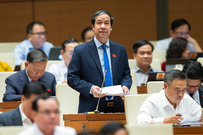 Bộ trưởng Bộ Giáo dục và Đào tạo Nguyễn Kim Sơn trả lời tại hội trường. Ảnh: quochoi.vn. Bộ trưởng Bộ Giáo dục và Đào tạo Nguyễn Kim Sơn trả lời tại hội trường. Ảnh: quochoi.vn.