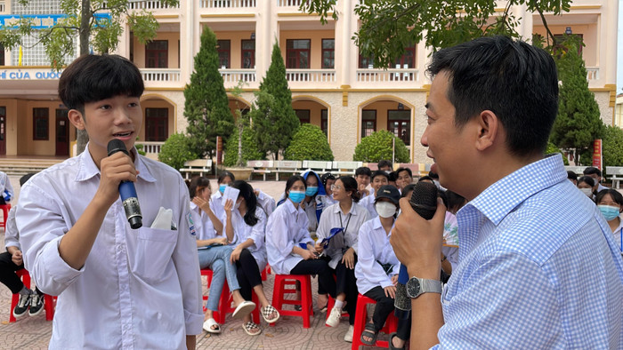 Các bạn học sinh đặt câu hỏi về nghề nghiệp tương lai. Các bạn học sinh đặt câu hỏi về nghề nghiệp tương lai.