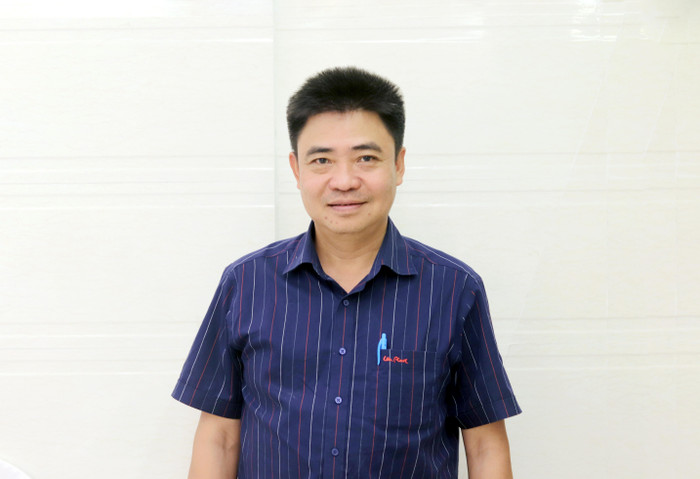 Phó Giáo sư, Tiến sĩ Lâm Nhân chỉ ra một số nguyên nhân khiến số lượng và tỉ lệ giáo sư, phó giáo sư trong các trường đại học công lập có chiều hướng giảm. (Ảnh: Mộc Trà).