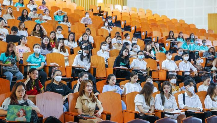 Sinh viên K46 tham gia khai mạc chương trình tập huấn. Sinh viên K46 tham gia khai mạc chương trình tập huấn.